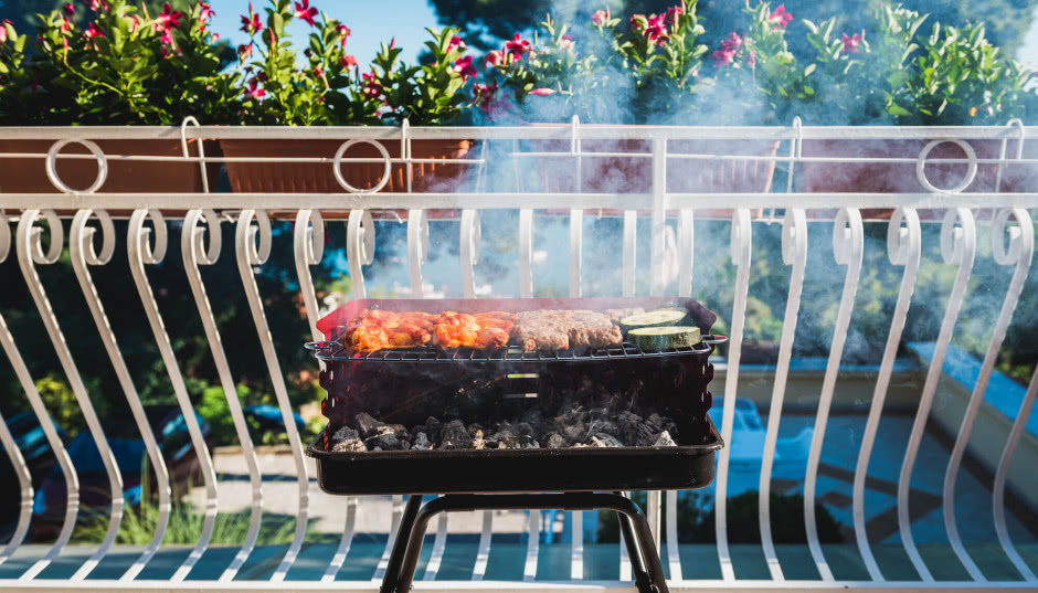 Grill na balkonie: smak lata czy ryzyko mandatu do 5000 zł? Sprawdź, zanim rozpalisz!
