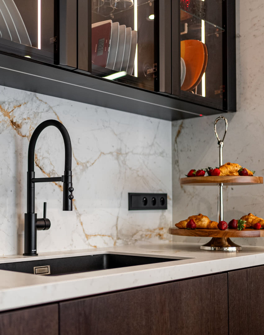 Czarne akcesoria w kuchni podkreślają jej...