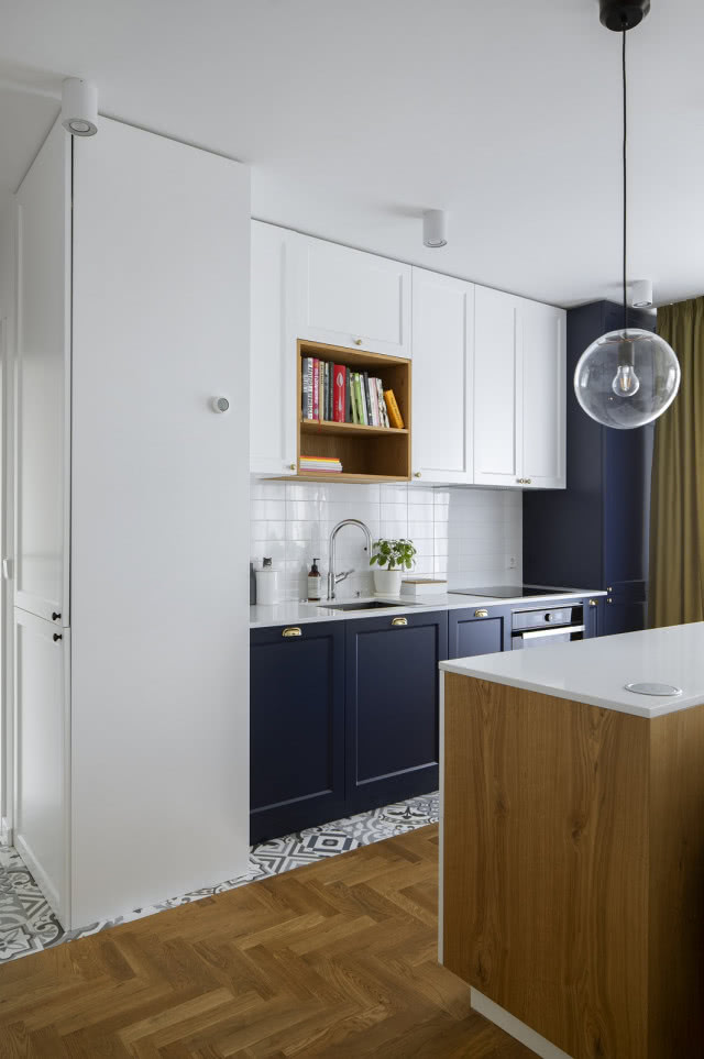 Otwarta kuchnia w bieli i granacie