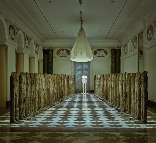 Magdalena Abakanowicz, „Tłum III”, 1989, kolekcja prywatna
Sylwii i Piotra Krupów, fot. Jakub Certowicz