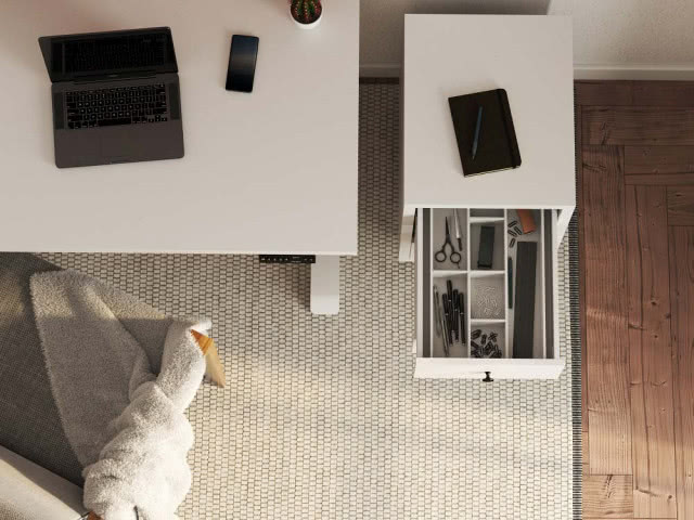 przegrody metalowe w szufladzie , biurko, laptop, fotel, szafka z szufladami