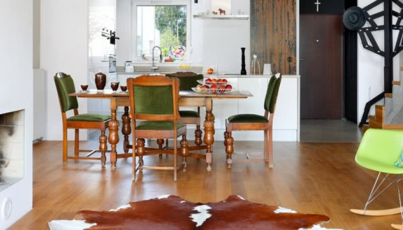 Surowe drewno i beton we wnętrzu