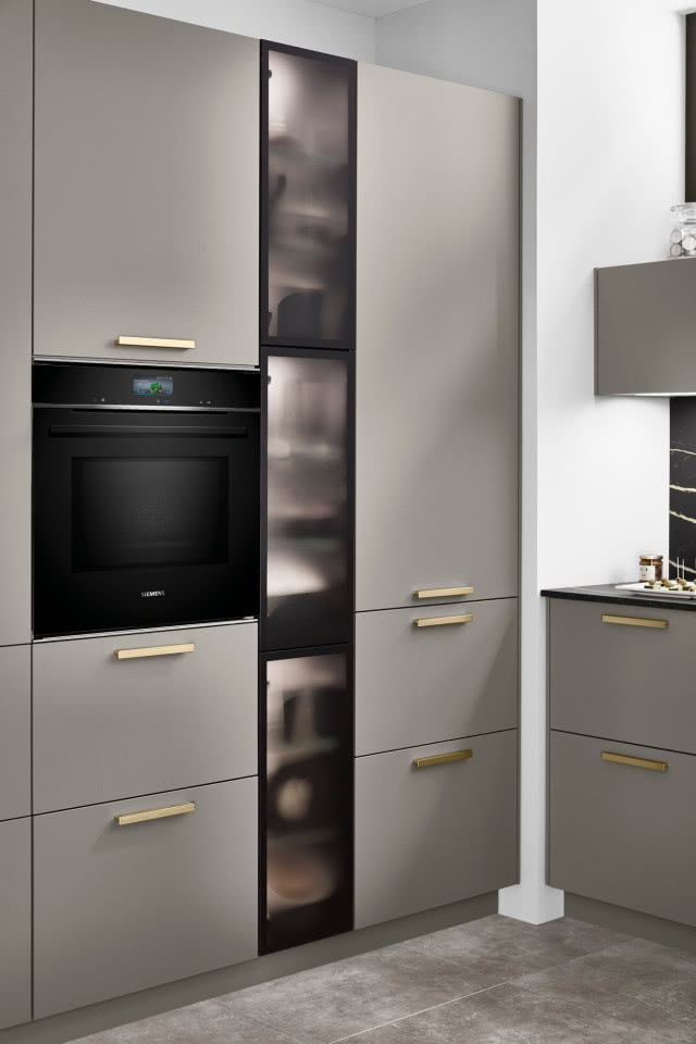 piekarnik do zabudowy, złote uchwyty, szare fronty kuchenne, czarny blat