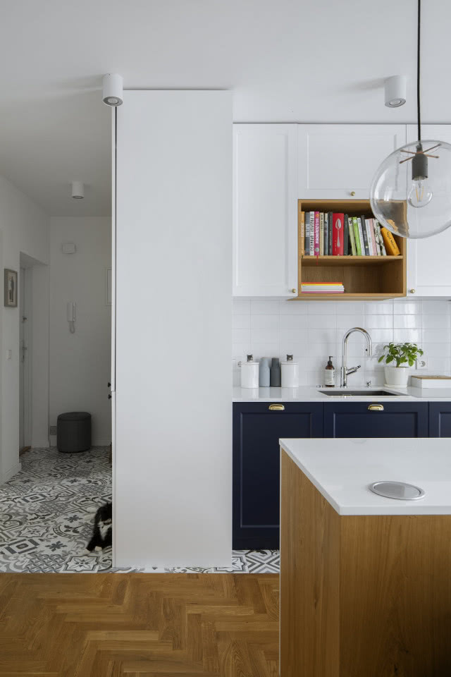 Otwarta kuchnia w bieli i granacie