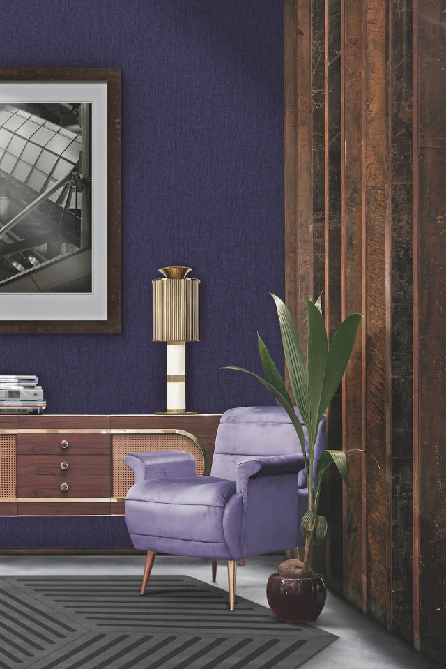 fioletowe ściany w salonie i fioletowy fotel