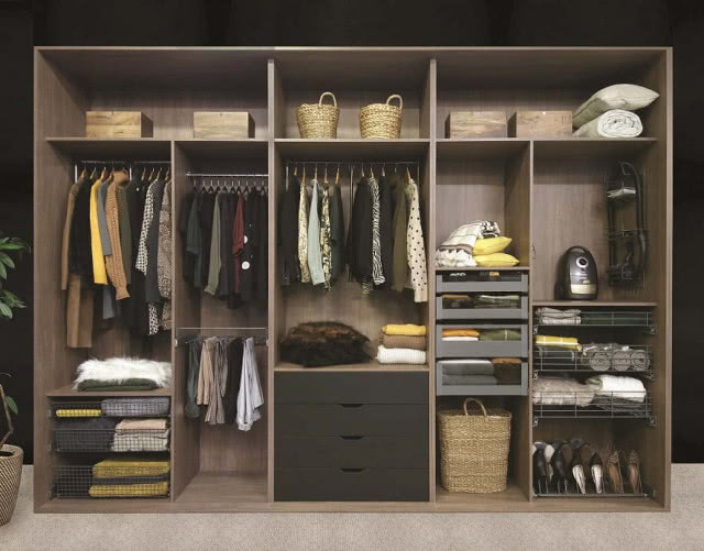 garderoba, wieszaki na ubrania, spodnie, odkurzacz, buty kosze wiklinowe