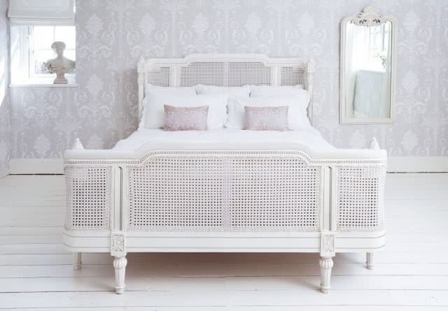 Zdjęcie białego łózka w stylu romantycznym 