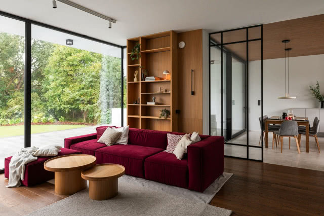 Drewniany salon z burgundową kanapą