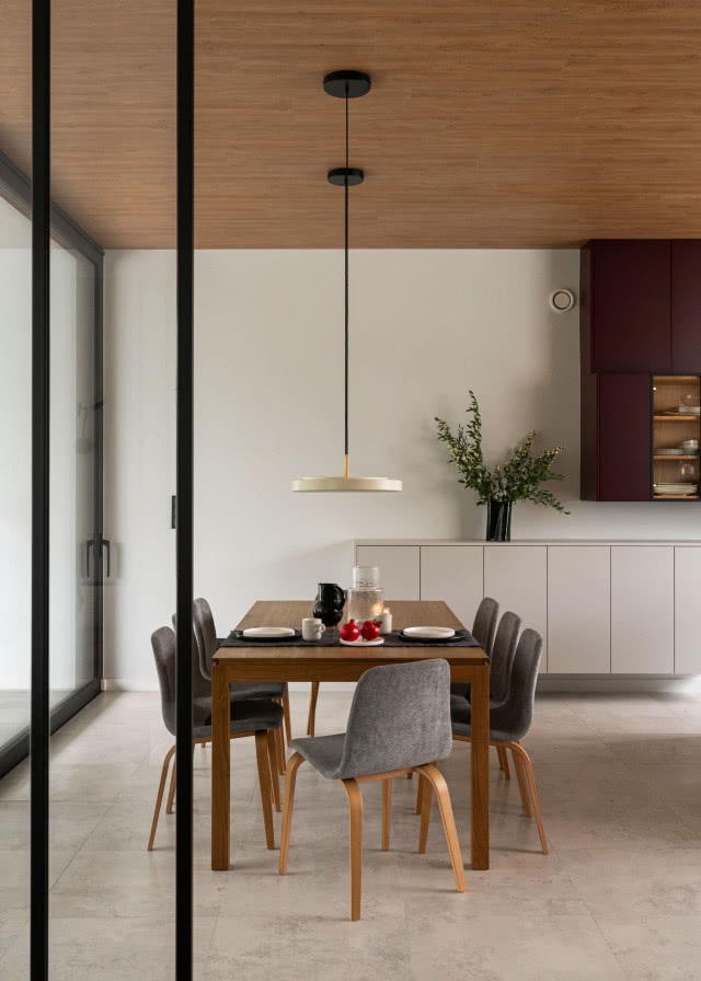 Jadalnia z drewnem i białymi meblami