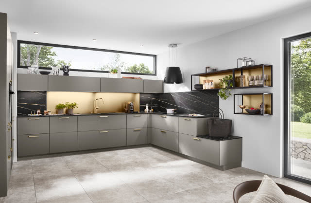 szare meble kuchenne, barekk na kółkach, stół z krzesłami, piekarnik, duże okna, kwiaty w donicach, szklanki, wazon z kwiatami