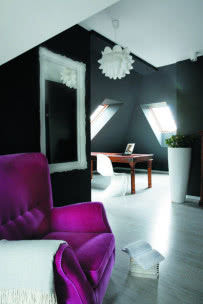 Mieszkanie projektantki Gabrieli Kliś - amarantowy fotel w pracowni