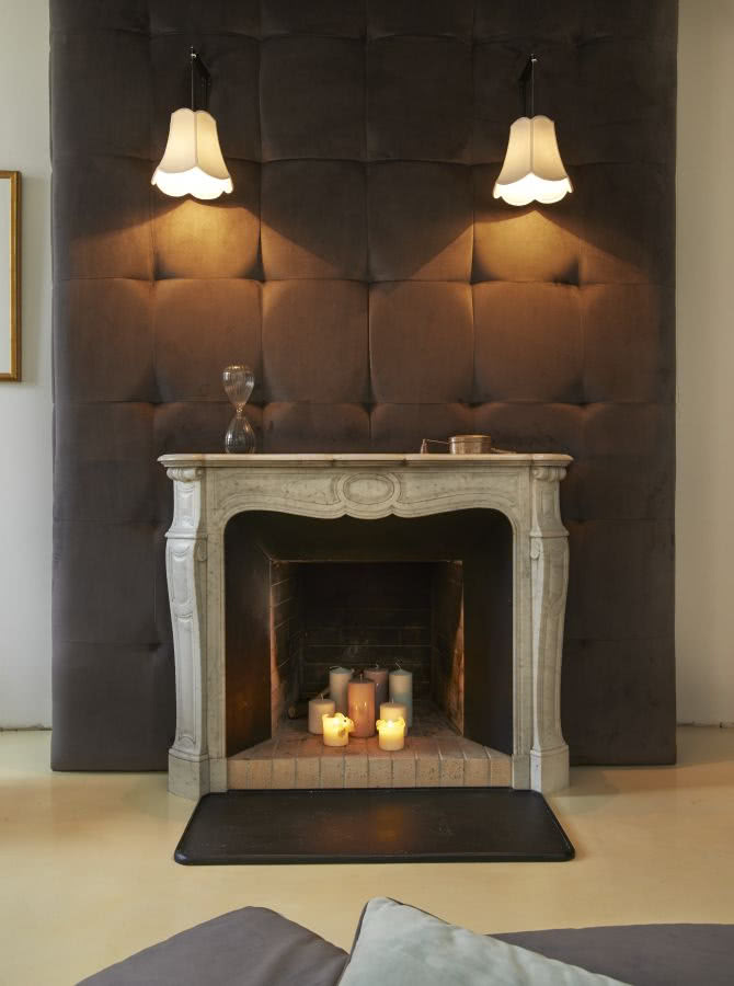 Marmurowy portal kominkowy na tle pikowanego...