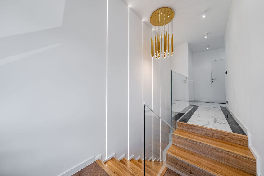 Klatka schodowa to prawdziwe królestwo bieli,...