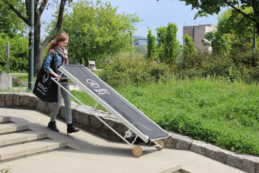 Mobilne stoisko do produkcji nakryć głowy w...