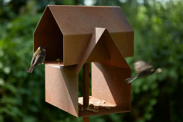 Designerskie karmniki dla ptaków - są jak małe dzieła sztuki!