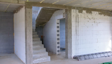 Jak wygląda dom w stanie surowym otwartym? Zakres prac budowlanych