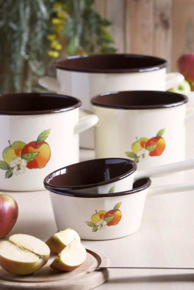 Naczynia emaliowane z dekoracją Jabłka (garnki, rondle, kubki, czajnik), można ich używać na kuchence indukcyjnej, FNE SILESIA RYBNIK, www.sklep.altom.pl,