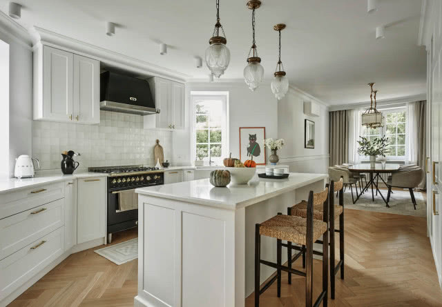 wyspa w kuchni - oświetlenie i hokery