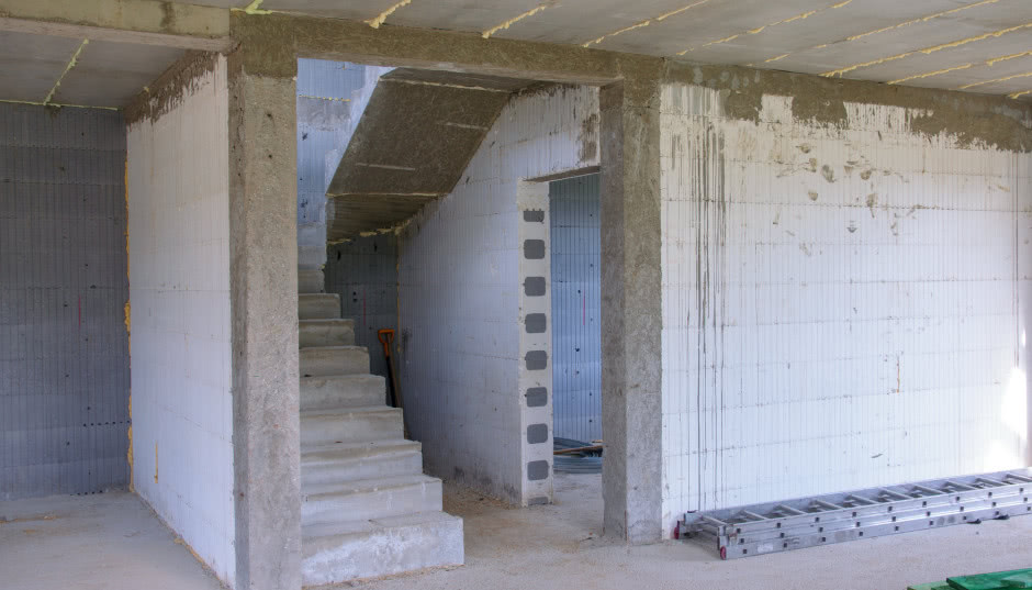 Jak wygląda dom w stanie surowym otwartym? Zakres prac budowlanych