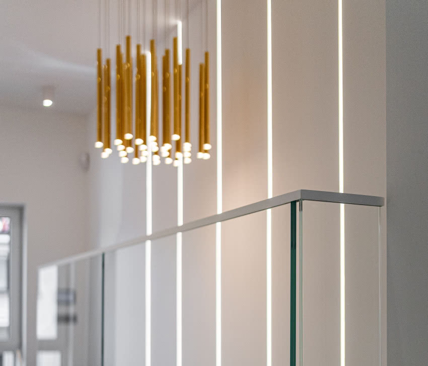 Poręcz i barierka wykonane są z przezroczystego...