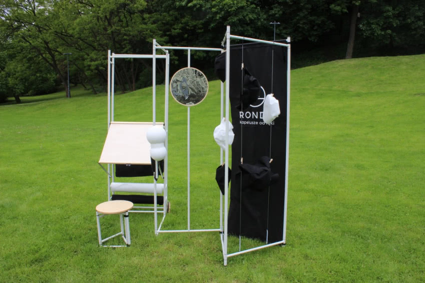 Mobilne stoisko do produkcji nakryć głowy w...