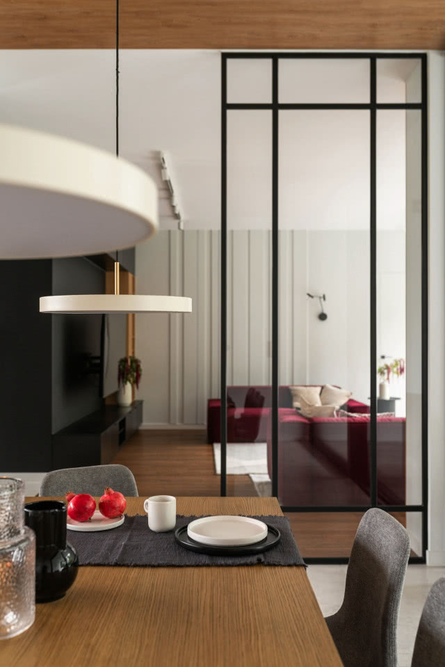 Jadalnia z drewnem i białymi meblami