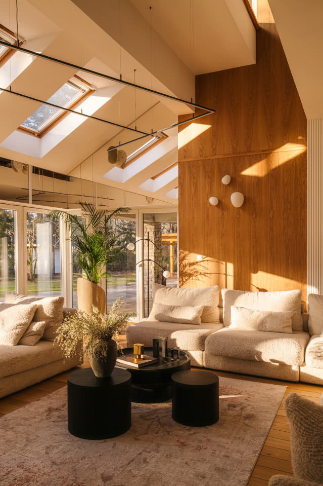 beżowy salon w drewnie