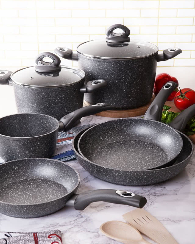 Naczynia Valdinox Rock, aluminium o grubych ściankach (4 mm), można ich używać na kuchence indukcyjnej, wzmocnione dno, wewnątrz powłoka Dyflon o efekcie kamienia, nienagrzewające się uchwyty pokryte powłoką Soft Touch, www.sklep.altom.pl