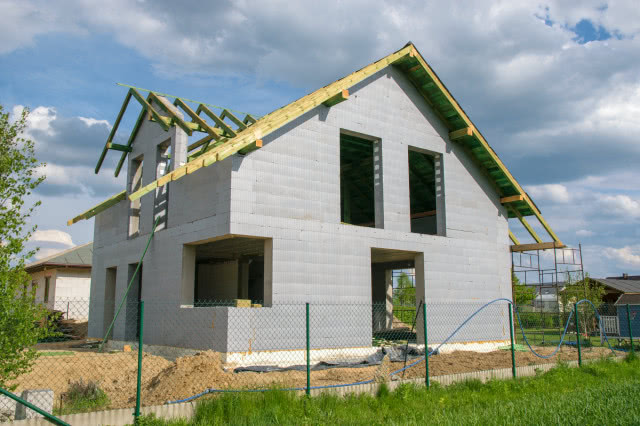 budynek w stanie surowym otwartym