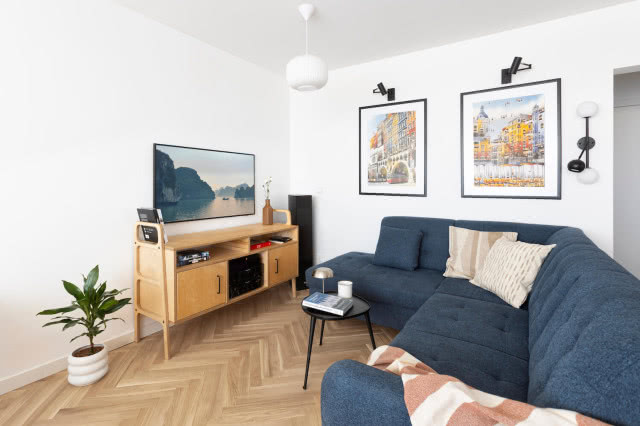 drewno parkiet w jodełkę w salonie 