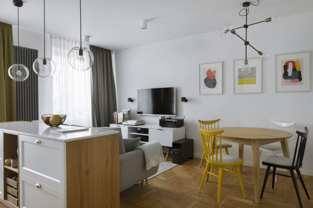 Parkiet w jodełkę w salonie