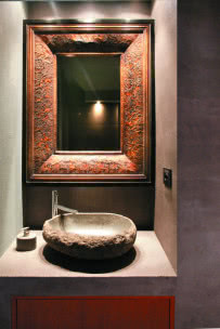 Mieszkanie projektantki Gabrieli Kliś - kamienna umywalka w łazience