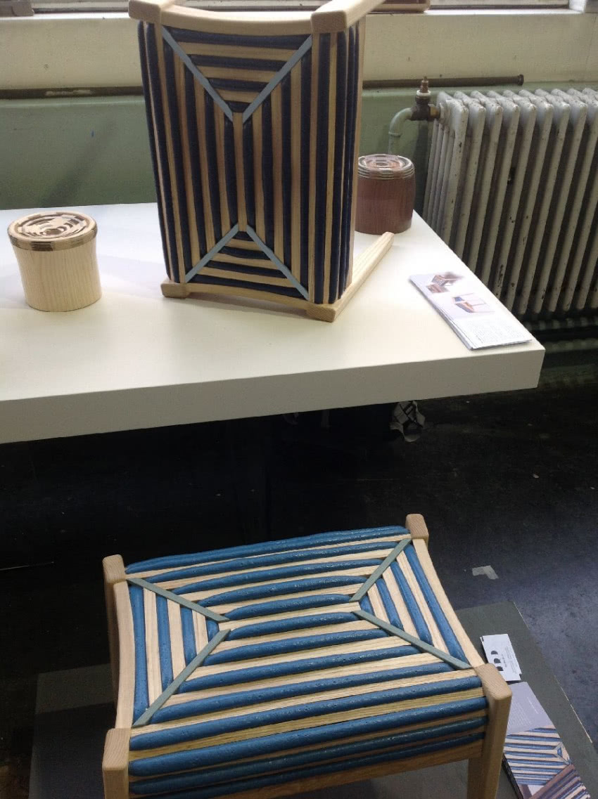 Stołek projektu  Dafi Reis-Doron wykonany z...