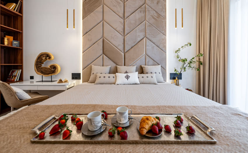 Imponujący rozmiarem zagłówek łóżka obity został...