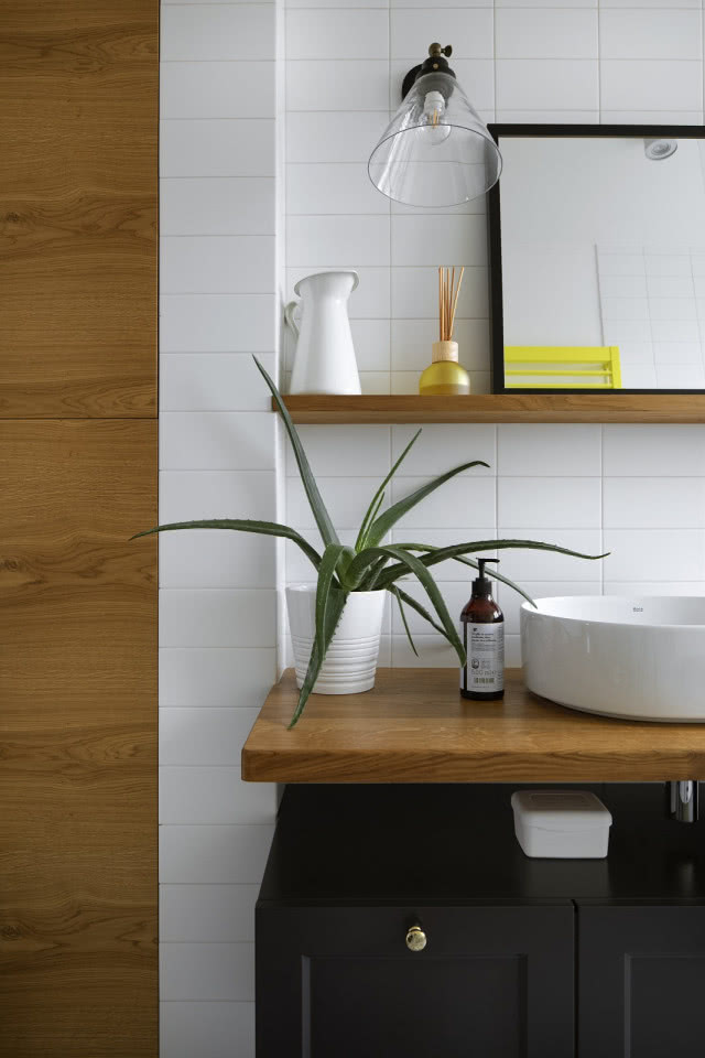 Łazienka w bieli i drewnie