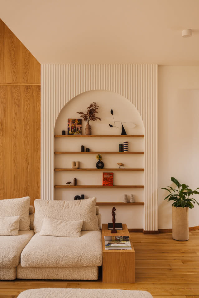 łukowa półka na książki i bibeloty w salonie