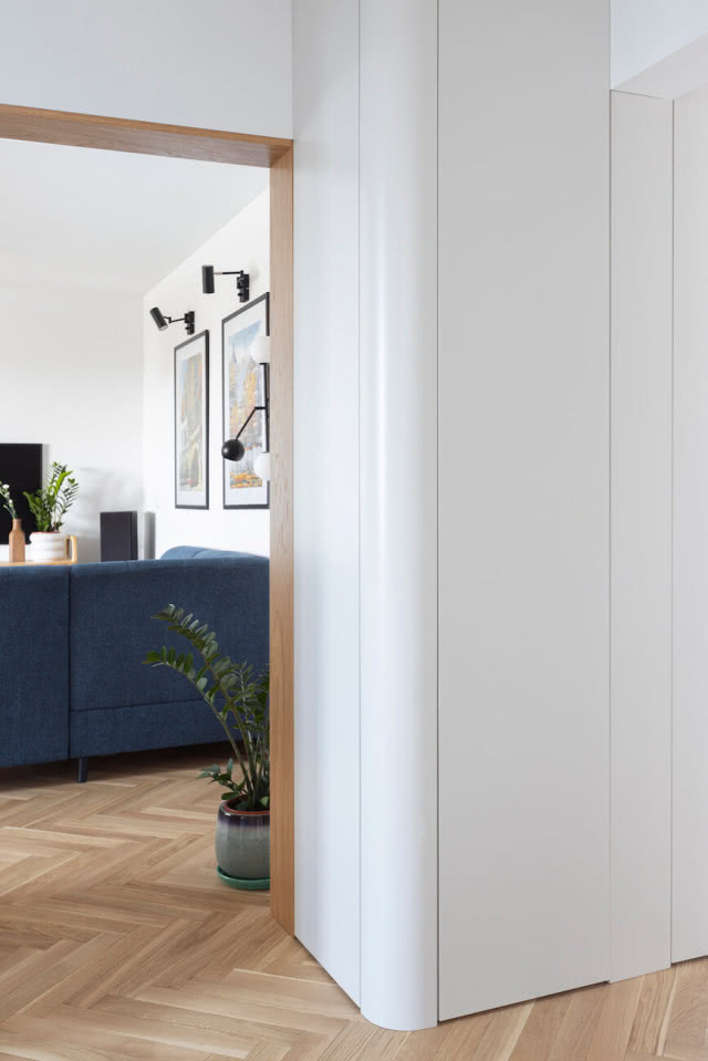 Zaoblone szafy w korytarzu