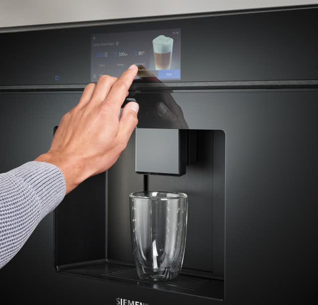 ekspres do kawy w zabudowie, wyświetlacz, szklanka, dłoń