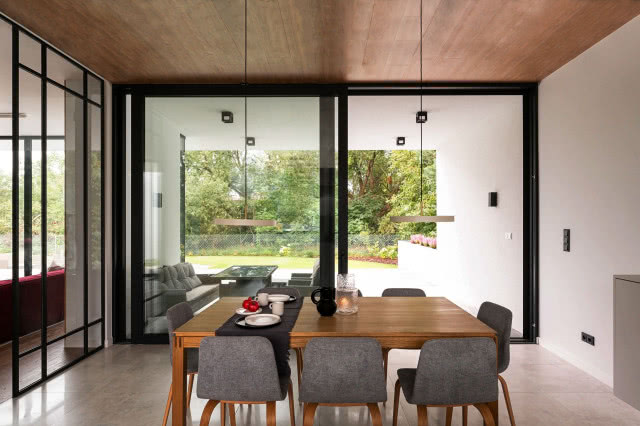 Duże okna w jadalni