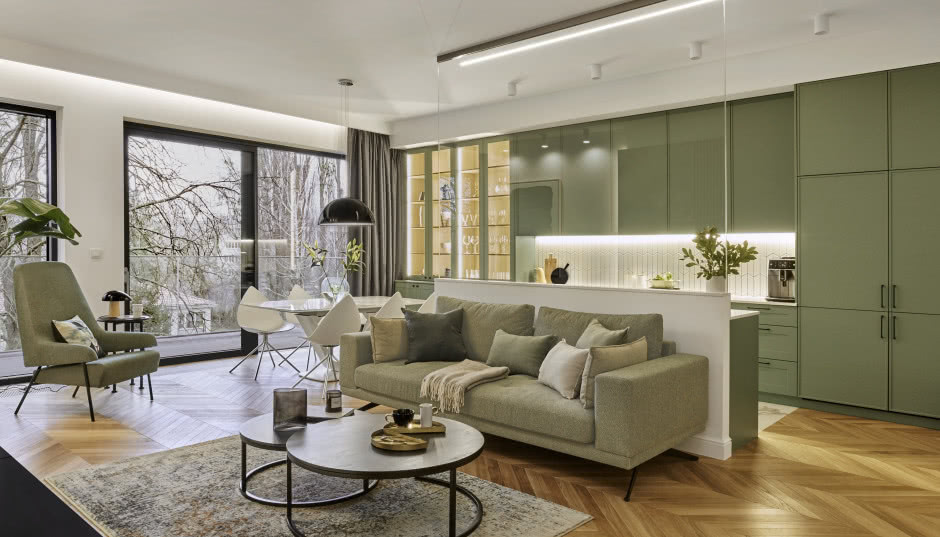 Mieszkanie dla rodziny 2+2 na warszawskiej Ochocie. Ma zieloną kuchnię i łazienkę w kwiaty!