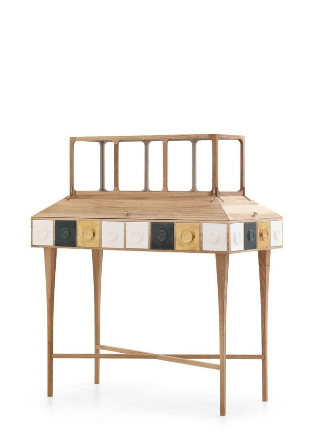 Patchworkowe biurko - mebel jest obiektem...