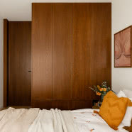 Apartament w dawnej dzielnicy przemysłowej. Dominuje w nim orzechowe drewno i vintage dodatki!