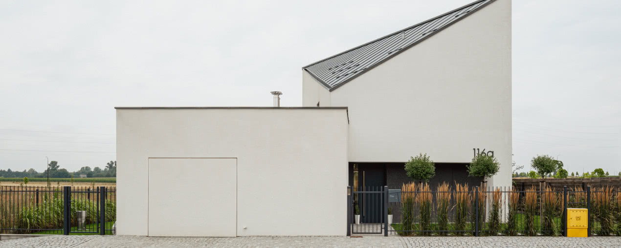 Nowoczesny dom w minimalistycznym stylu. Bryła ma kształt trapezu!