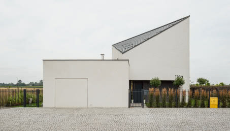 Nowoczesny dom w minimalistycznym stylu. Bryła ma kształt trapezu!