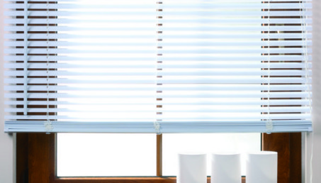 Białe żaluzje do brązowego okna