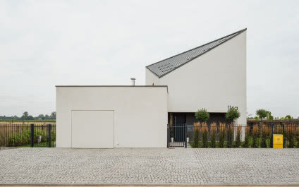 Nowoczesny dom w minimalistycznym stylu. Bryła ma kształt trapezu!