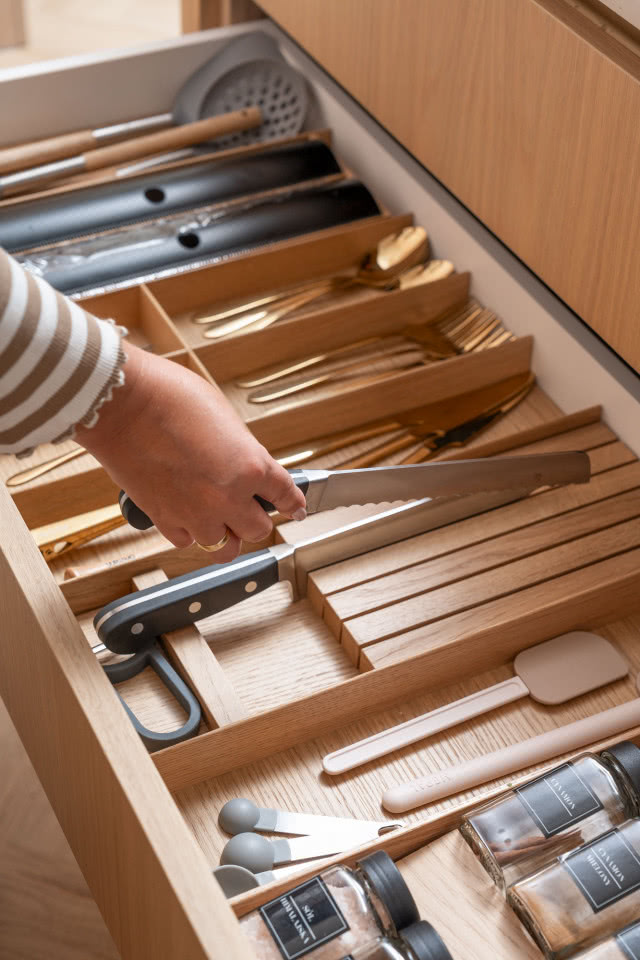 Drewniany wkład porządkuje szufladę
i nadaje jej logiczny układ. Wszystko
ma swoje miejsce, jest widoczne
i zawsze pod ręką.