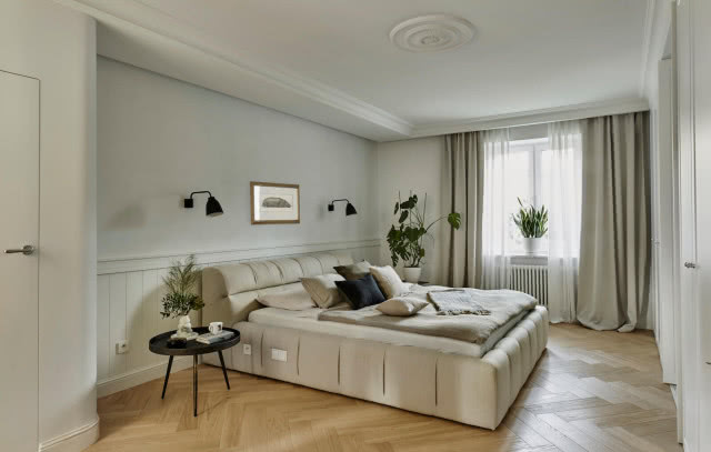 elegancka sypialnia z rozetą na suficie 