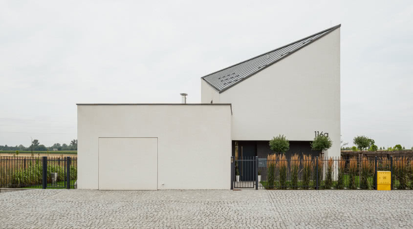 Nowoczesny dom w minimalistycznym stylu. Bryła ma kształt trapezu!