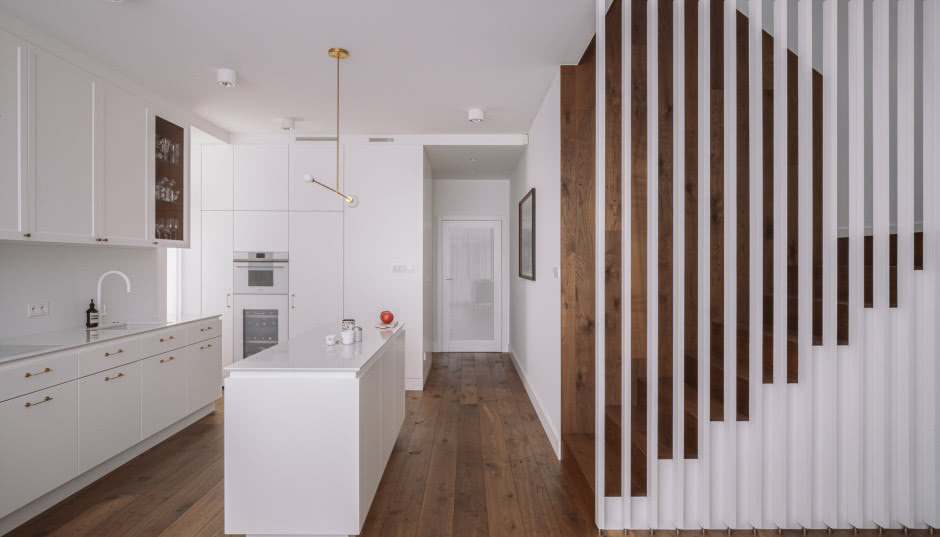 Dom na obrzeżach Szczecina urządzony w bieli i drewnie